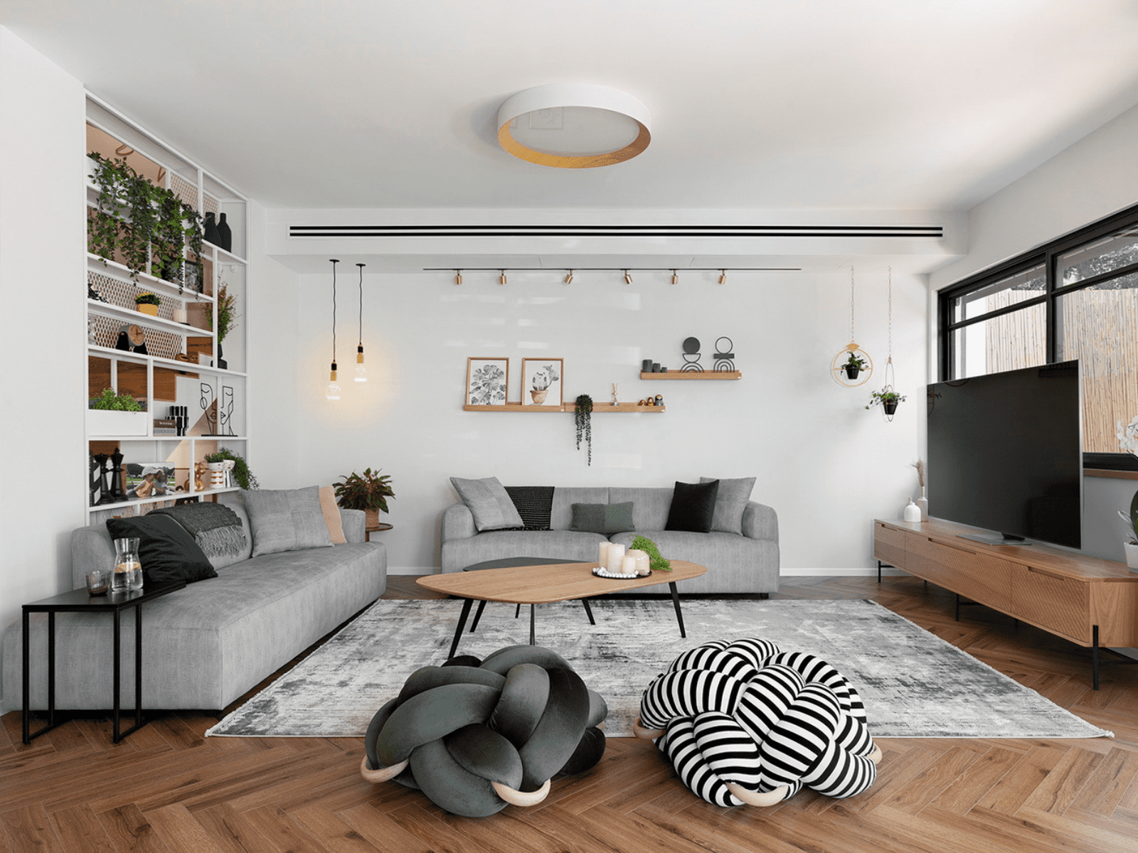 השטיח מגדיר את החלל