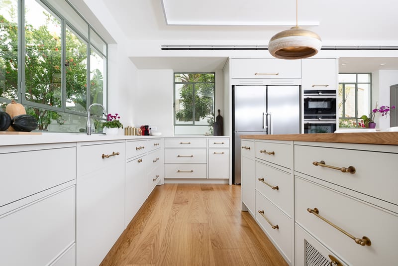 מטבח גדול מעוצב בסגנון כפרי