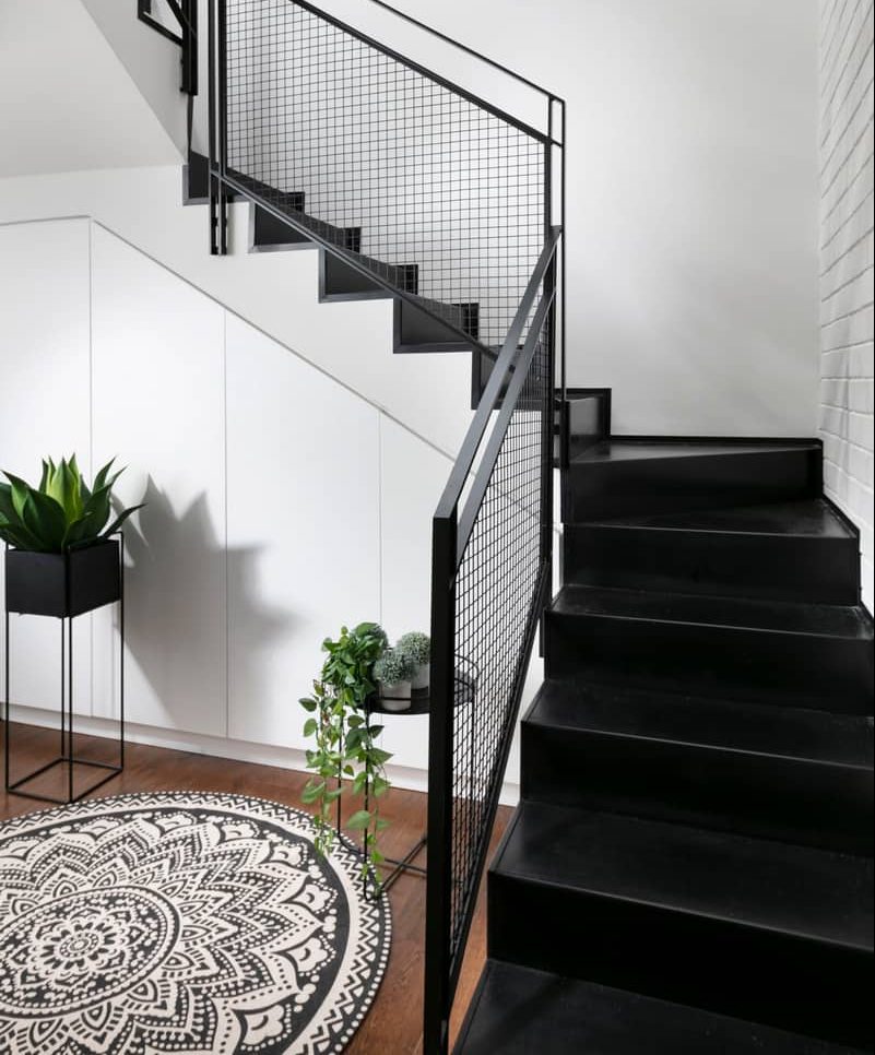 ארון מתחת למדרגות