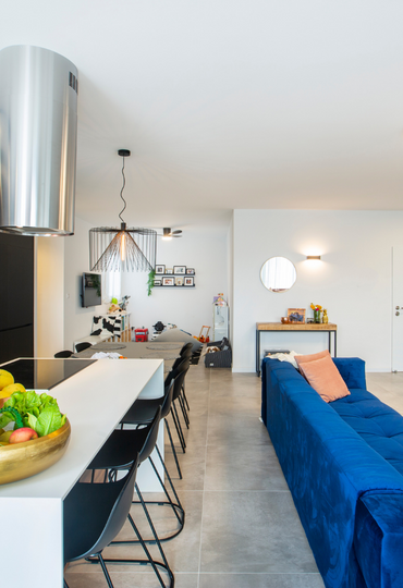 חיים בכיף: דירת קבלן מוארת, צבעונית ועליזה  