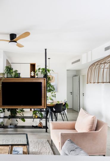 איים ירוקים: מעצבת ששילבה רעננות טבעית בעיצוב פנים של דירה