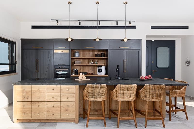 מטבח גדול מעוצב סגנון כפרי