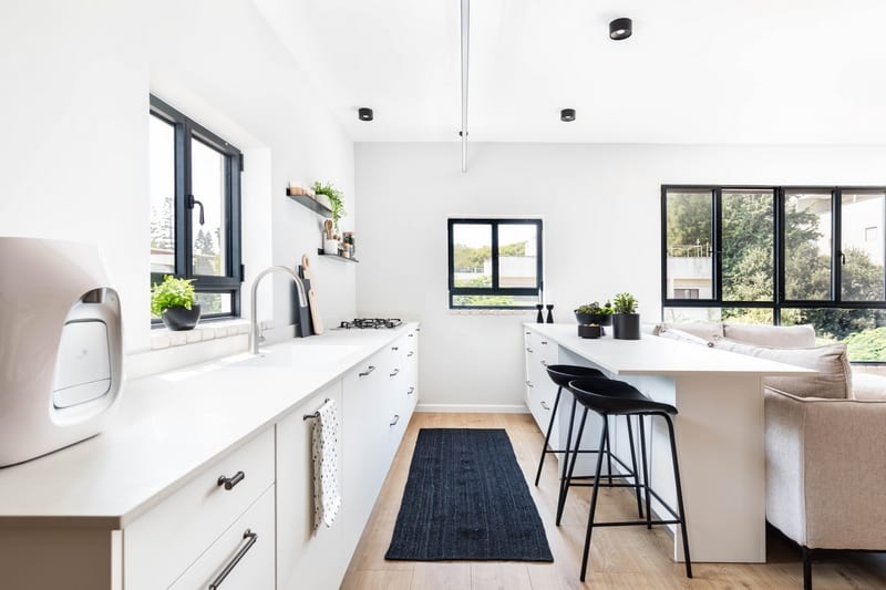 מטבח לבן ללא ארונות עליונים