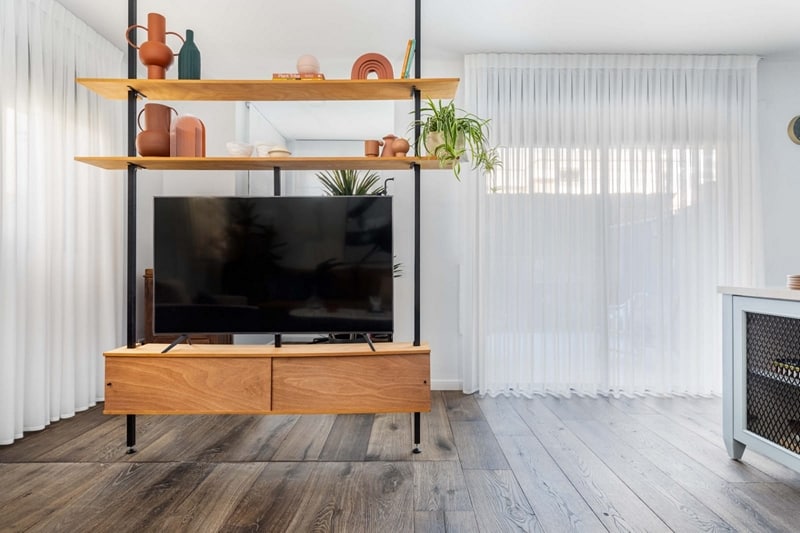 מחיצת ספרייה עם מעמד לטלוויזיה