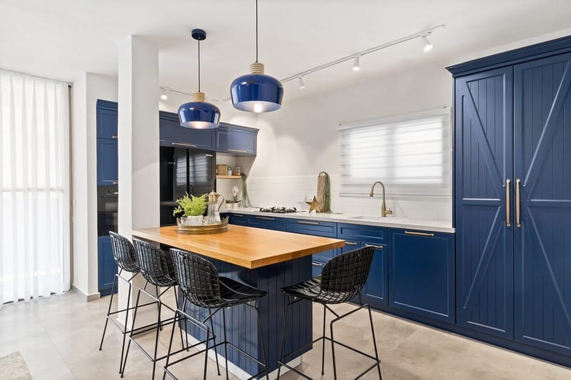 אי במטבח כחול