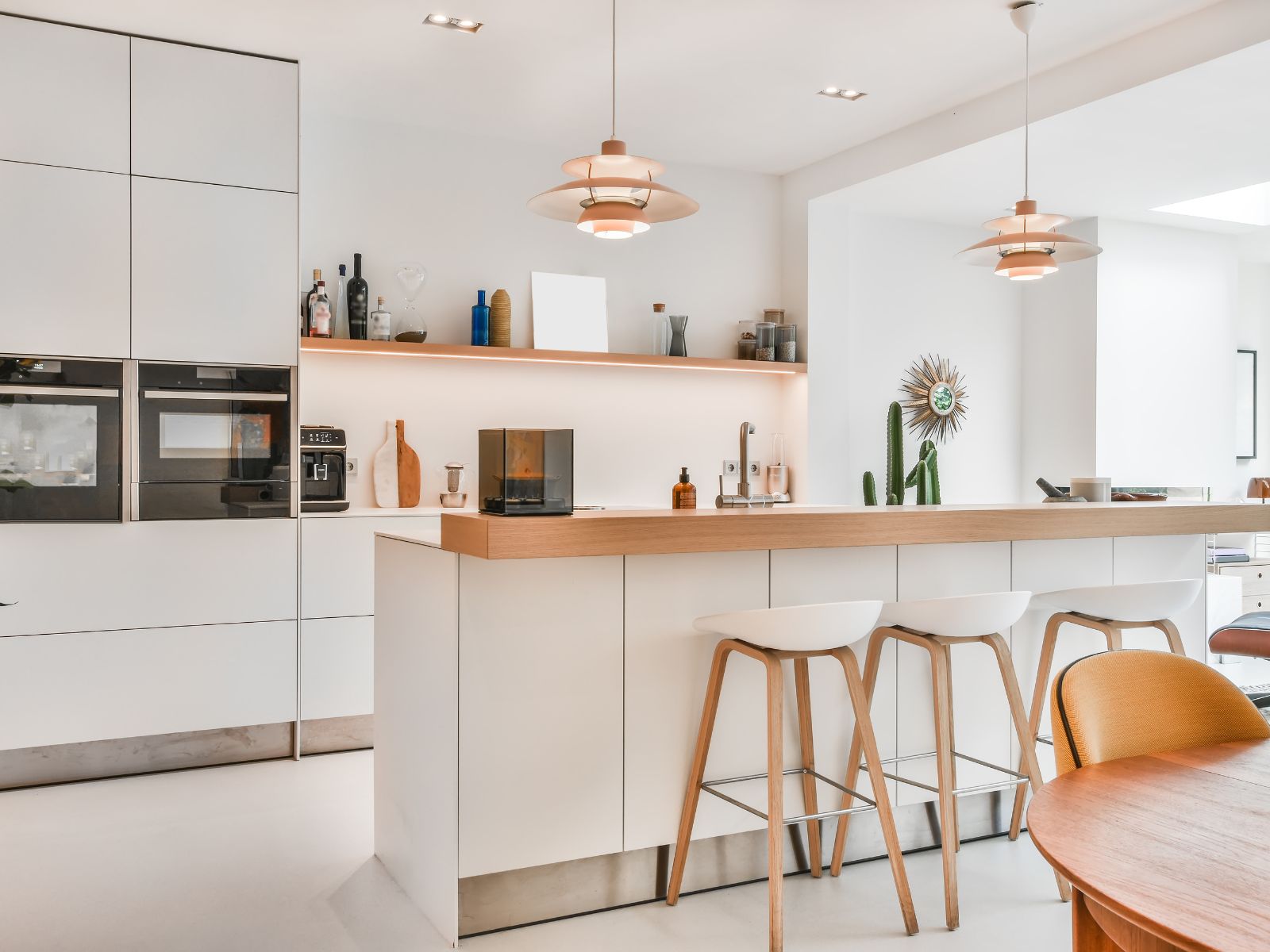 מדף ארוך מעץ למטבח