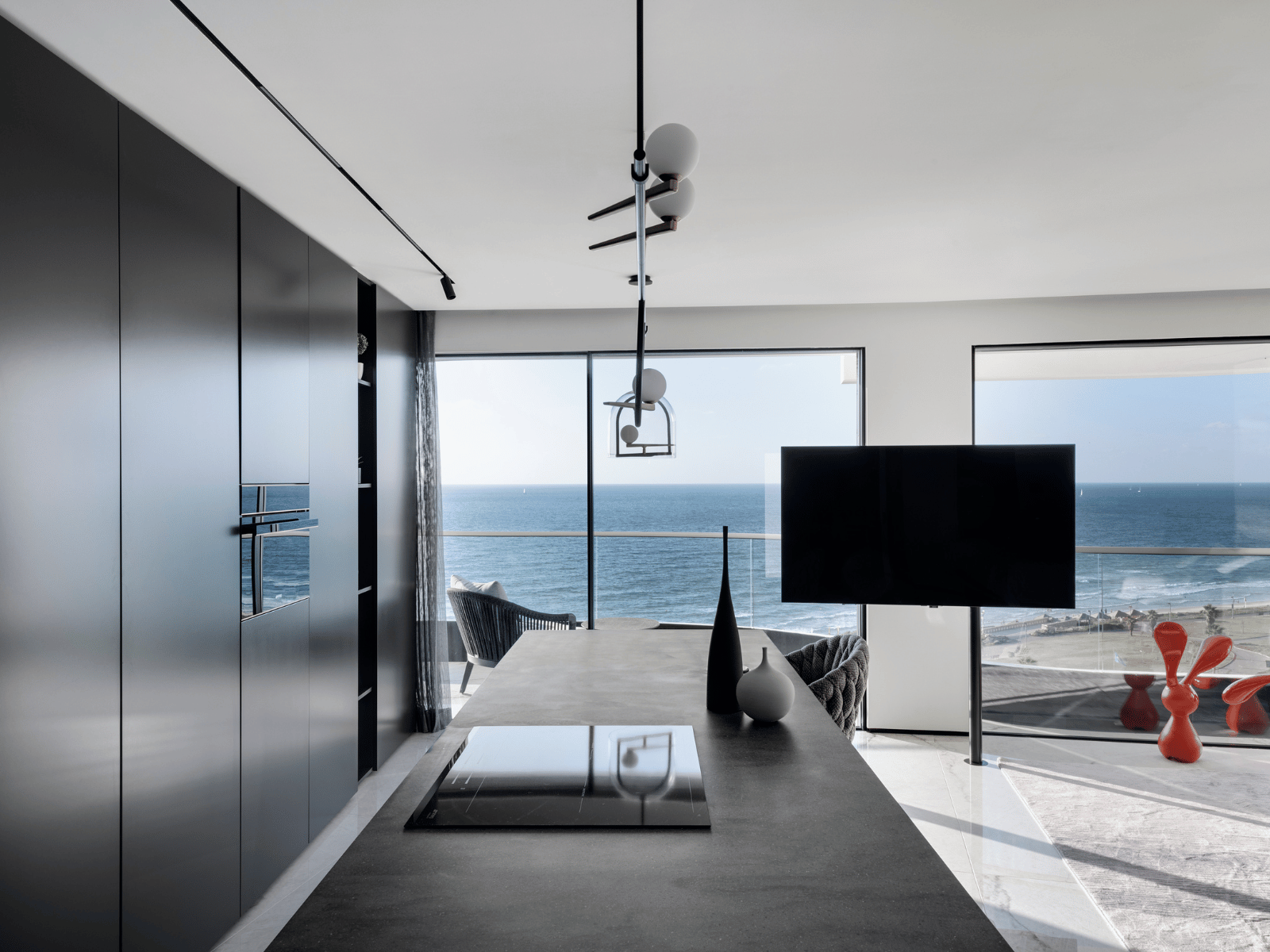 מטבח שחור עם כירים אינדוקציה