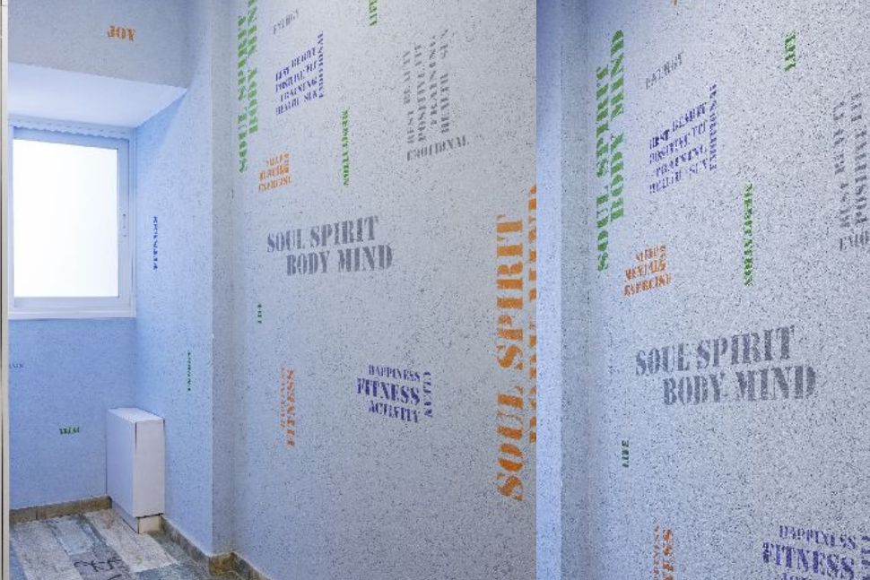 חדר רחצה צר וארוך