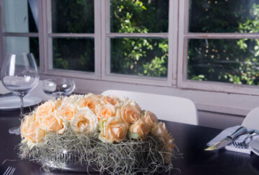 DIY: כך תהפכו מגש כסף למרכז שולחן פרחוני