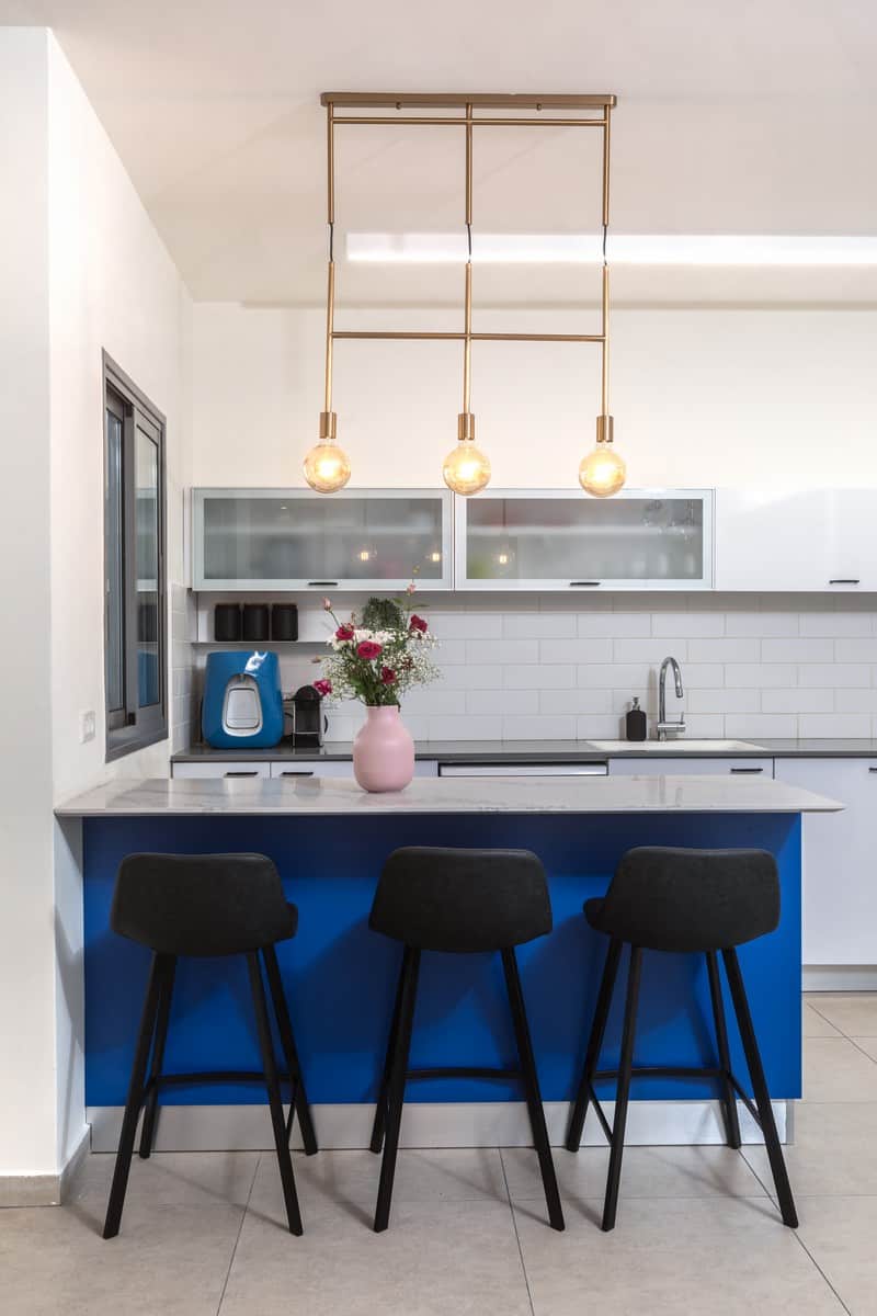מטבח מודרני עם נגיעות כחול