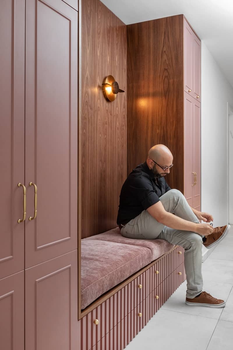 נגרות של ארונות קיר בשילוב ספסל ישיבה