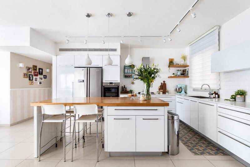 מטבח לבן גדול