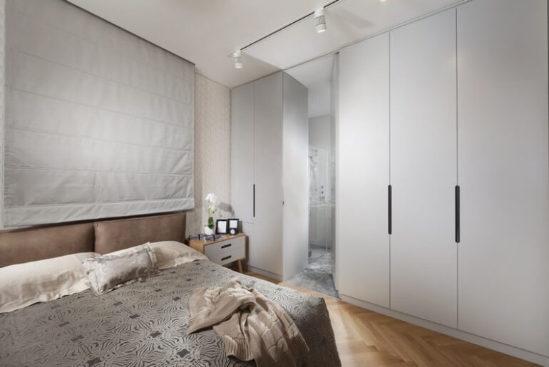 דלת נסתרת בחדר שינה