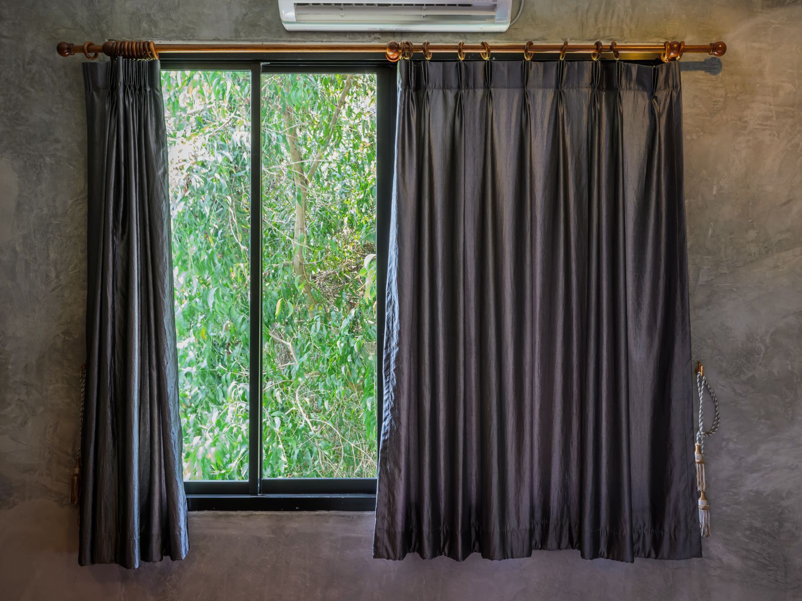 וילון נתלה כדי לטשטש חוסר סימטריות וילון נתלה כדי לטשטש חוסר סימטריות