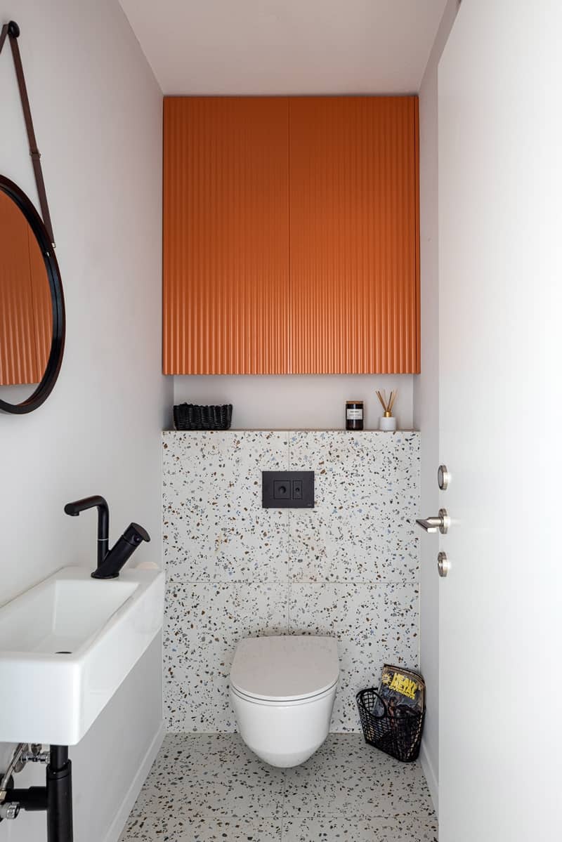 ארון אמבטיה כתום