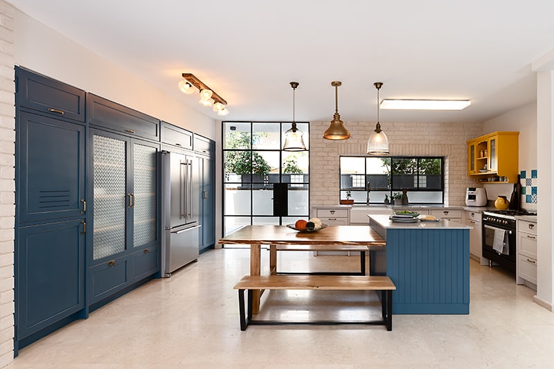 מטבח אקלקטי בכחול וצהוב