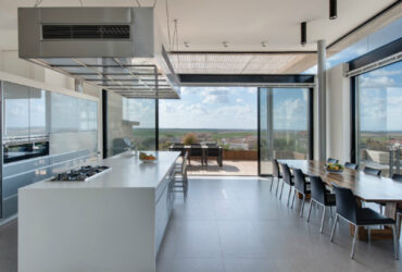 ויהי נוח: עיצוב בית רב מפלסים במרכז הארץ