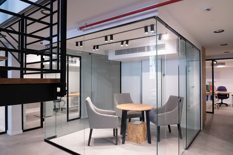 חדר המתנה שקוף