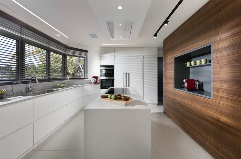 מטבח מודרני לבן ועץ