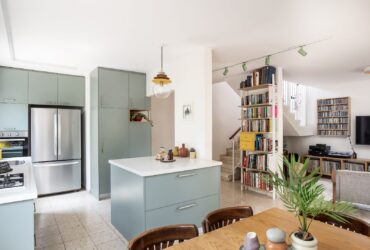 כמעט בלתי אפשרי: 4 חדרי שינה מעוצבים ופינת עבודה כפולה ב-50 מ"ר