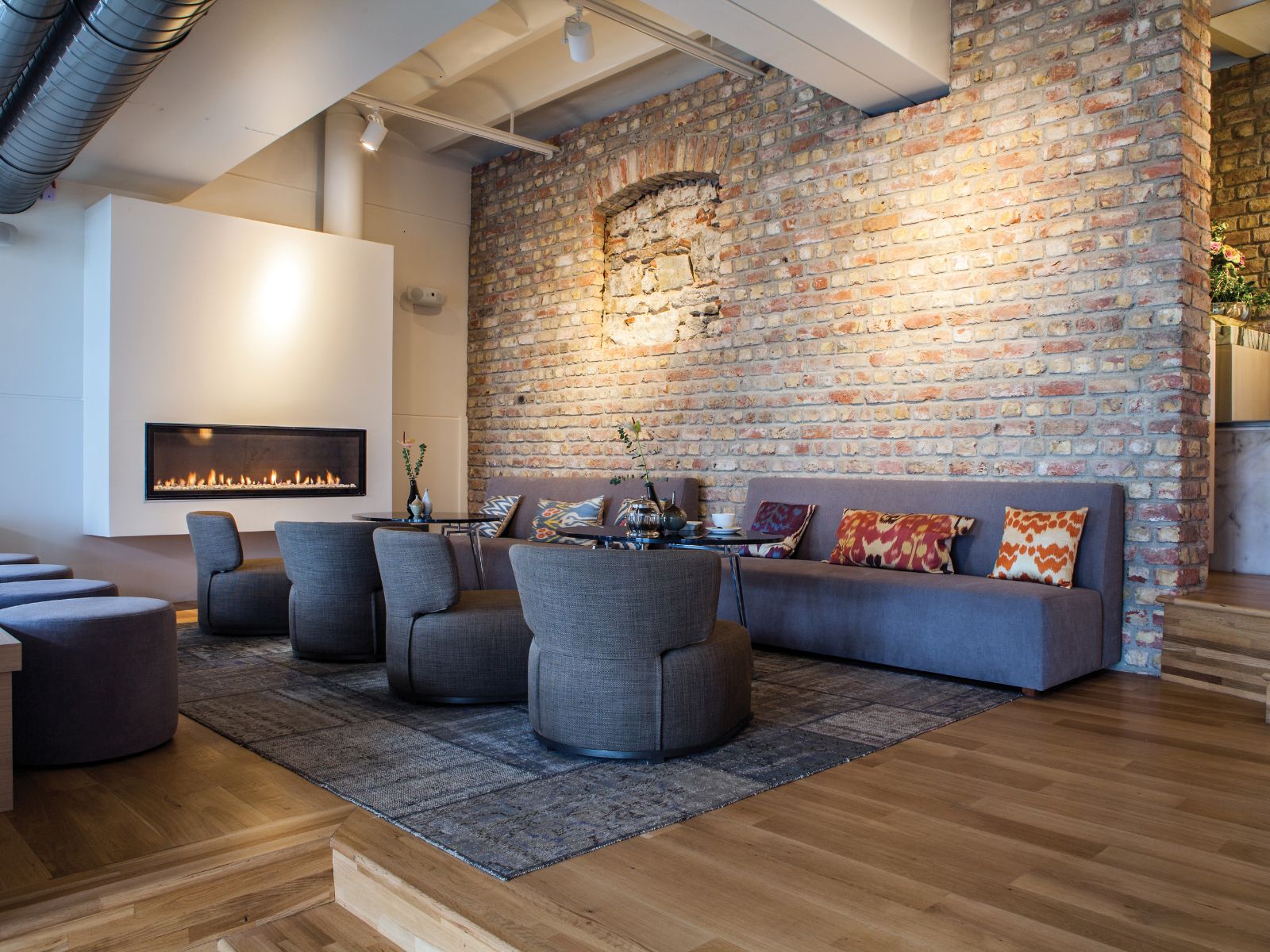 סלון גדול בגווני אפור כחול