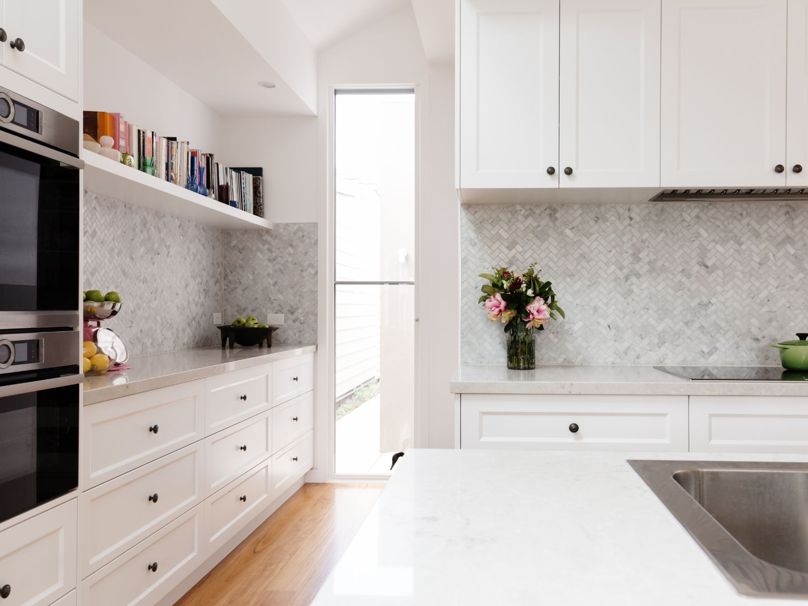 ארונות אחסון במטבח