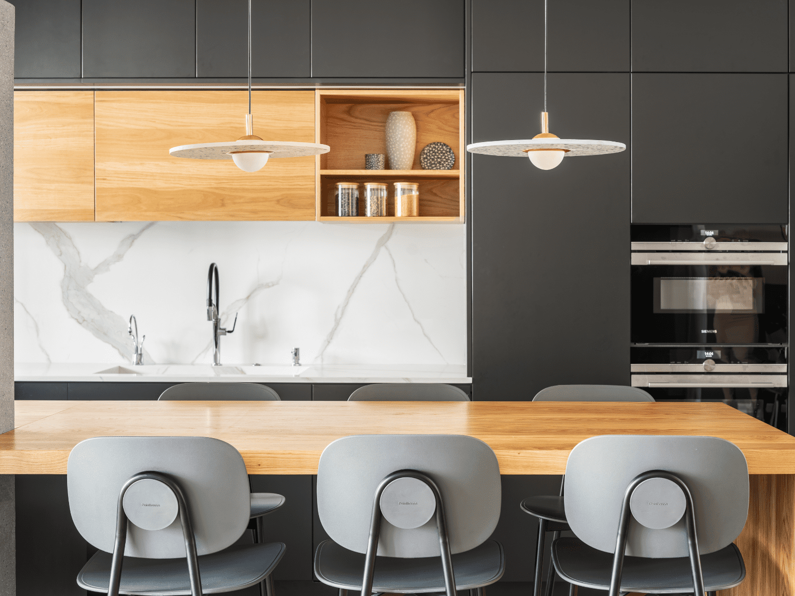 אי במטבח שהוא שולחן אוכל