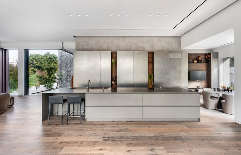 מטבח גדול מעוצב אפור