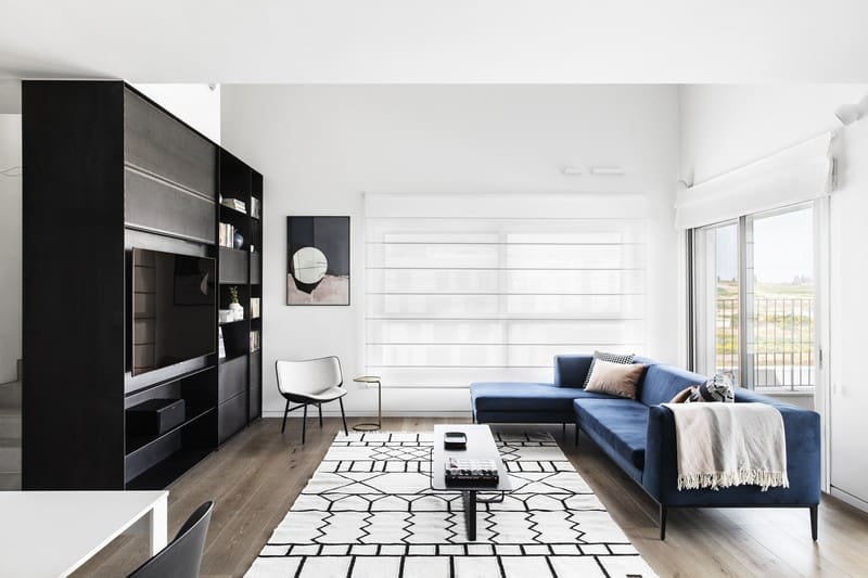 ספה כחולה בסלון מעוצב