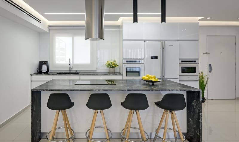 מטבח מודרני עם קולט אדים מעוצב