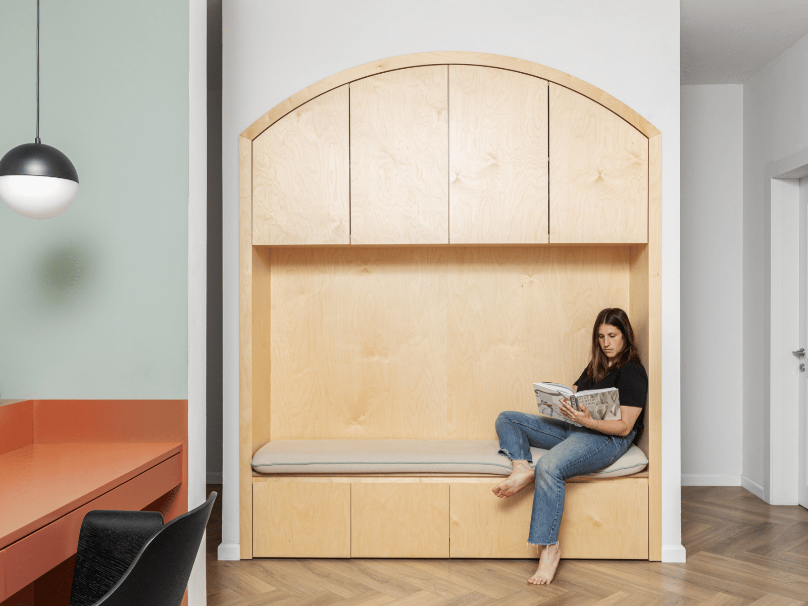 גומחת ישיבה בארון בגדים גומחת ישיבה בארון בגדים