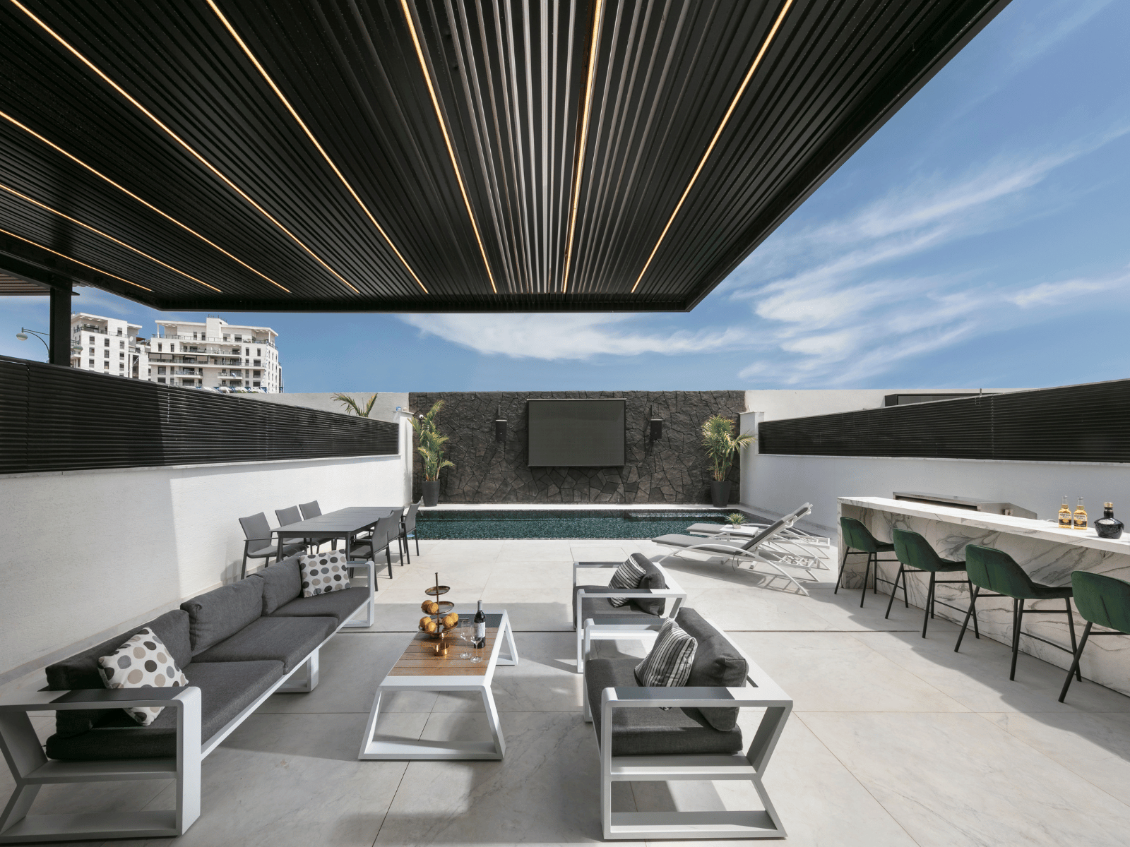 פרגולה עם תאורה