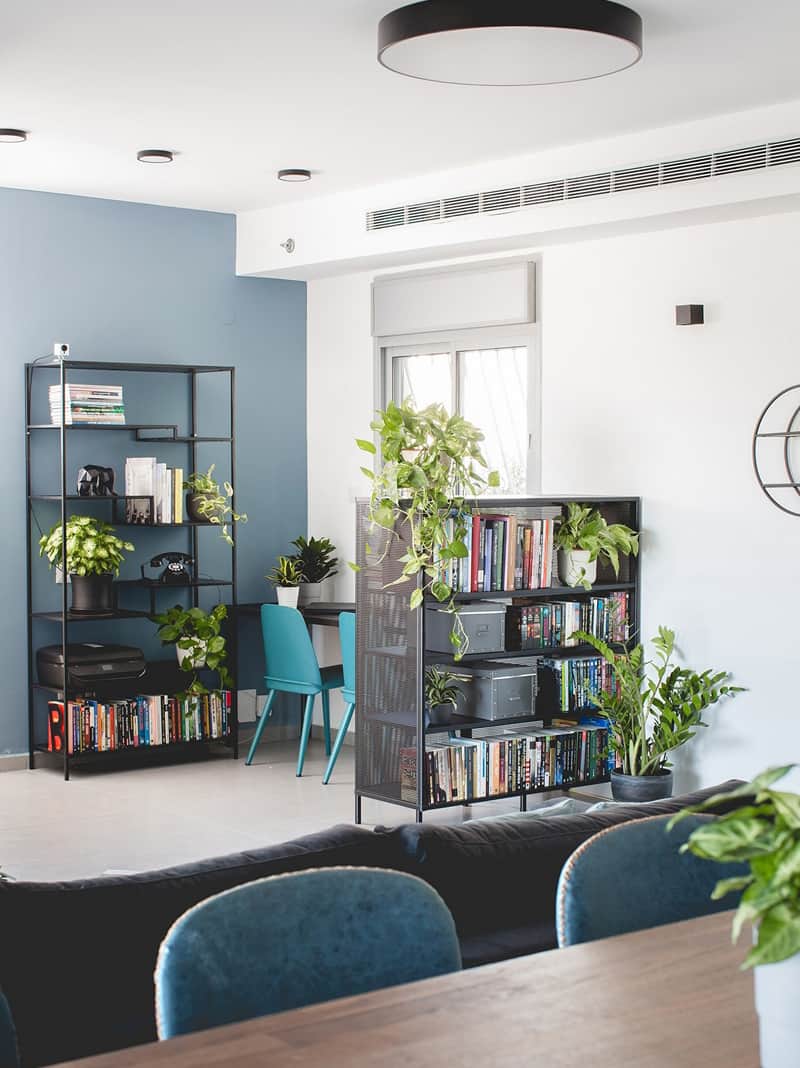 כוננית ספרים מחוררת