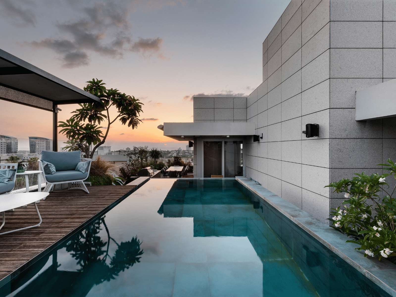 בריכה על הגג