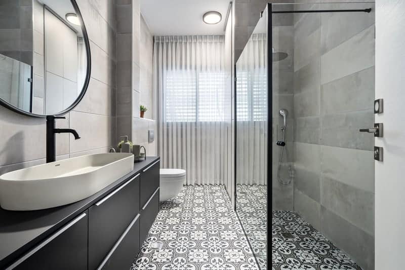 חדר שירותים מודרני