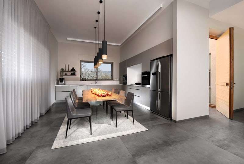 שולחן אוכל גדול