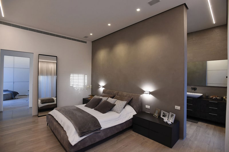 חדר שינה בצבעי אפור מודרני