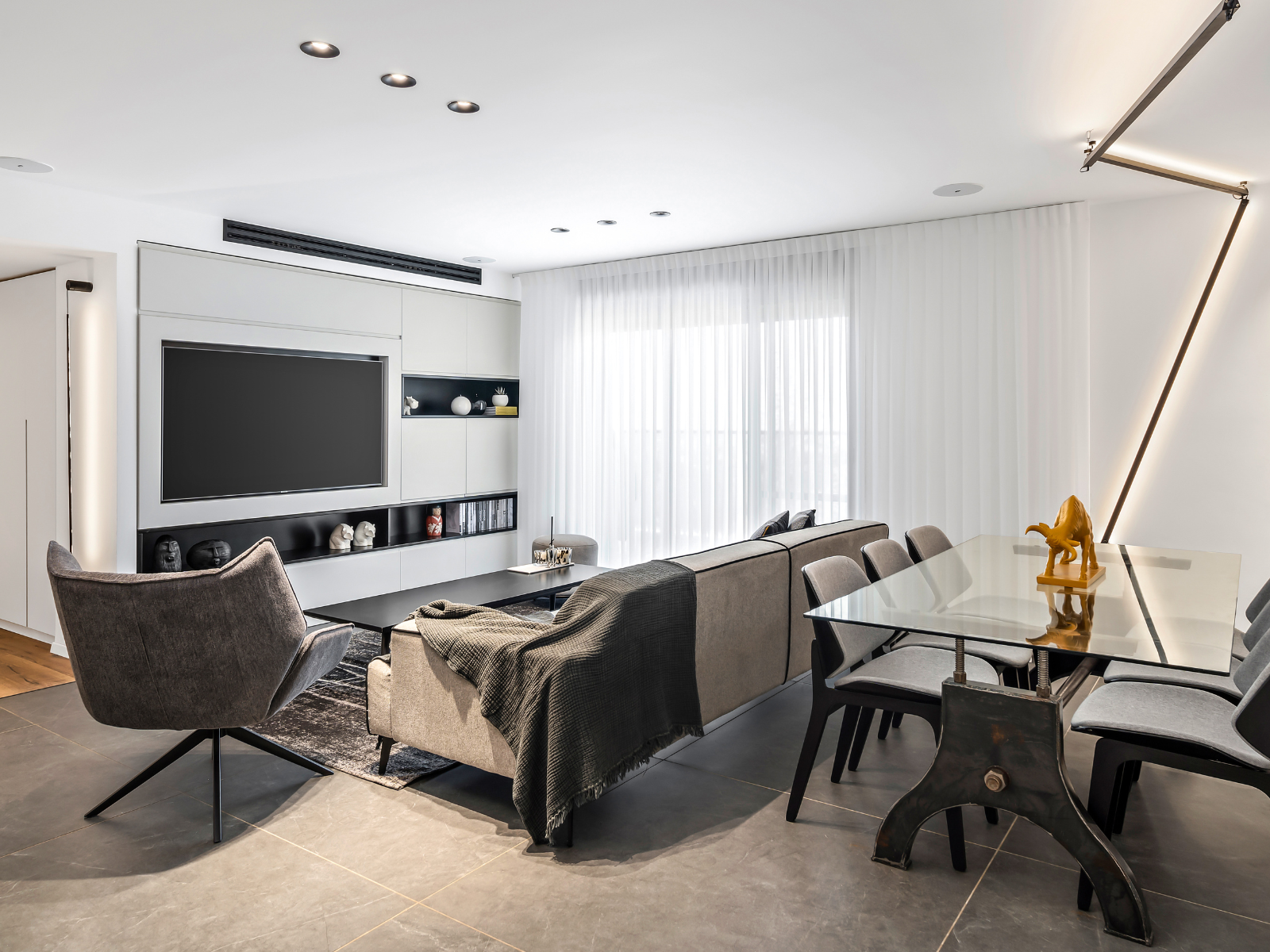 סלון צמוד לפינת אוכל