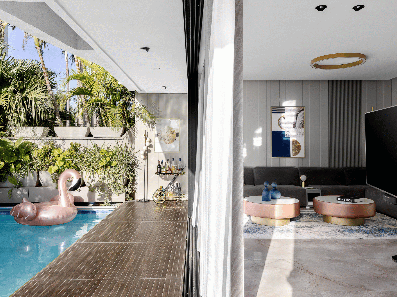 דק מעץ לצד הבריכה