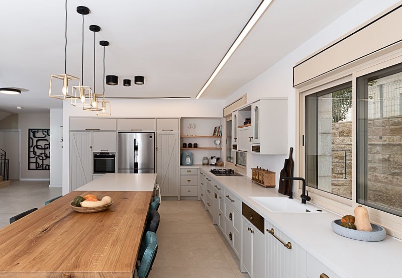 במטבח כפרי שולחן האוכל ממשיך את האי