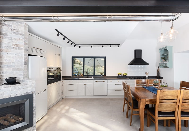 מטבח לבן עם פינת אוכל קלאסית