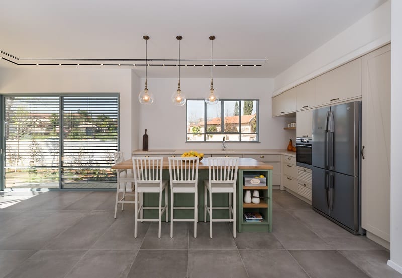 מטבח עם אי במרכז