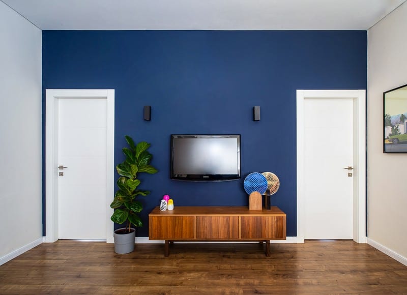 קיר מרכזי כחול