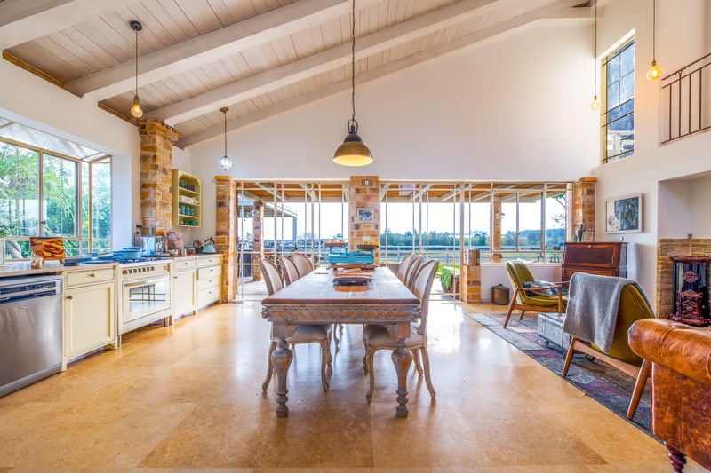 שולחן אוכל גדול בבית פרטי