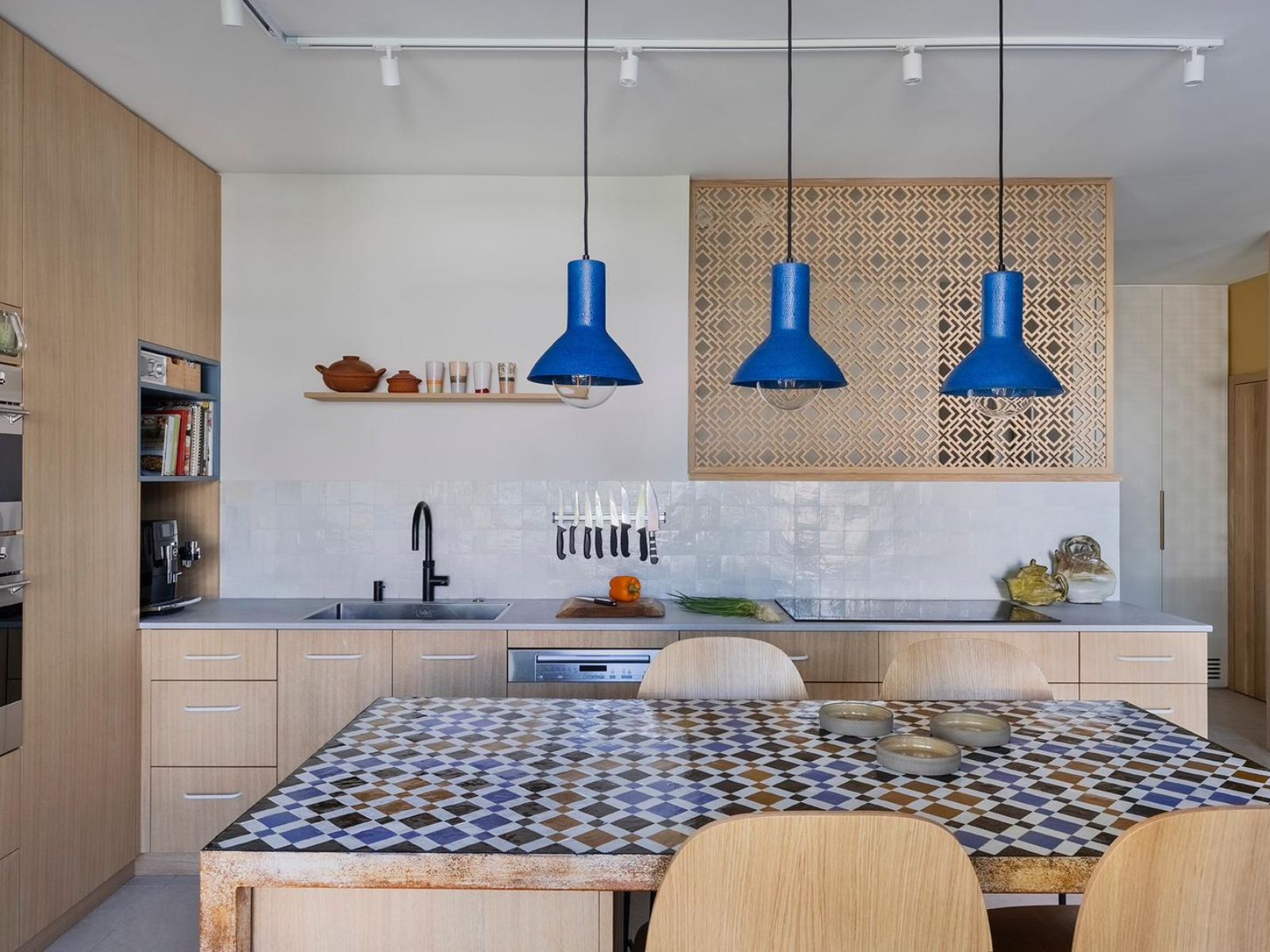 מטבח עץ וכחול מעוצב