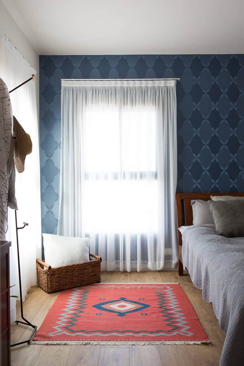 וילון וקיר כחול