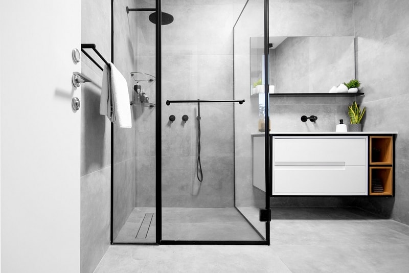 חדר אמבטיה אפור בסגנון מודרני