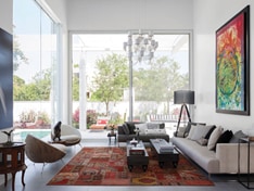 משולש על המגרש: עיצוב בית ענק וצנוע