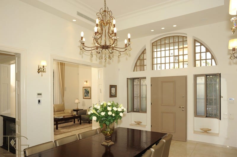 חלון מקושת מעל דלת כניסה