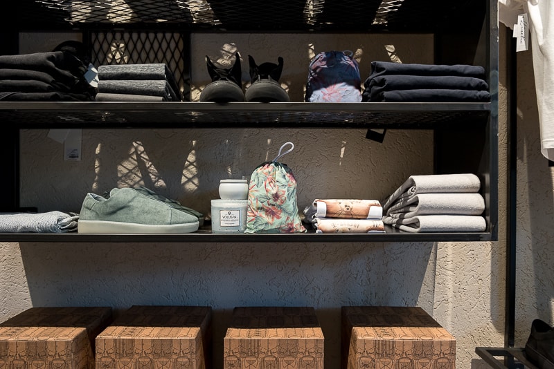 מדפים מסודרים